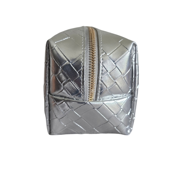 Blush and Crush Metallic Silver Woven Makeup Cosmetic Bag Weekend On The Go - Picture 2 of 5